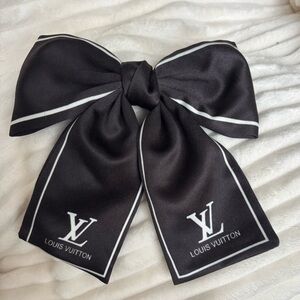 Black and White Bow Accessory